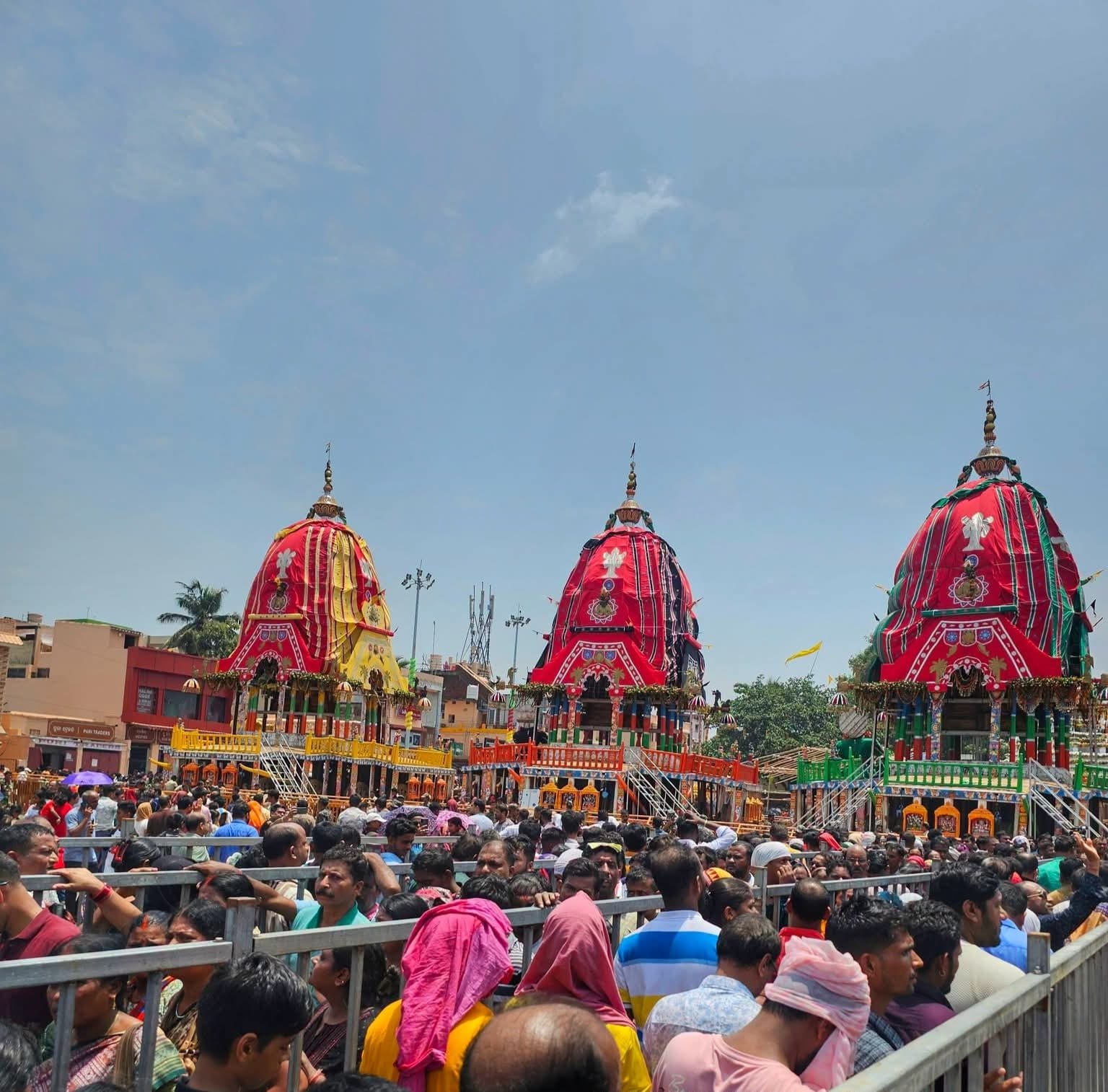 ଶ୍ରୀଗୁଣ୍ଡିଚା ସମ୍ମୁଖରେ ଦଣ୍ଡାୟମାନ ତିନି ରଥଶ୍ରୀଗୁଣ୍ଡିଚା ସମ୍ମୁଖରେ ଦଣ୍ଡାୟମାନ ତିନି ରଥ