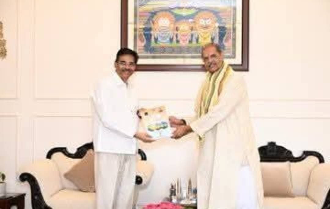ଲୋକଭବନ ଠାରେ ରାଜ୍ୟପାଳ ଡ଼ଃ ହରିବାବୁ କମ୍ଭମପାଟିଙ୍କୁ ସାକ୍ଷାତ କରି ବିଭିନ୍ନ ବିଷୟରେ ଆଲୋଚନା କଲେ ଉପମୁଖ୍ୟମନ୍ତ୍ରୀ କନକ ବର୍ଦ୍ଧନ ସିଂହଦେଓ ।